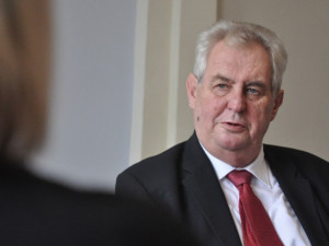 Živnostníci mohou kvůli koronaviru dostat 25.000 korun. Popisem to stvrdil prezident Zeman