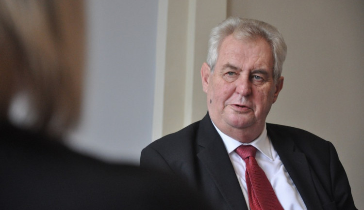 Živnostníci mohou kvůli koronaviru dostat 25.000 korun. Popisem to stvrdil prezident Zeman