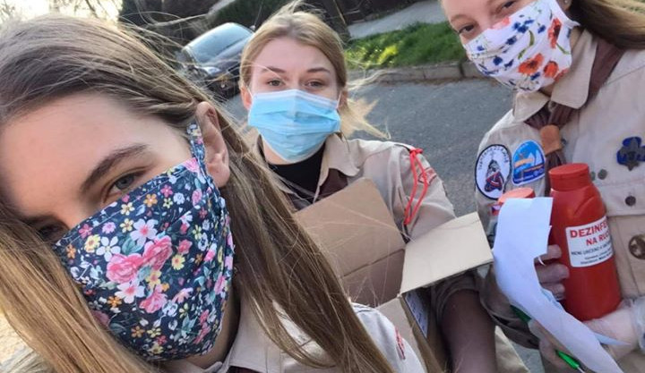 Skauti roznášeli v Rychnově dezinfekci v lahvích od kečupů