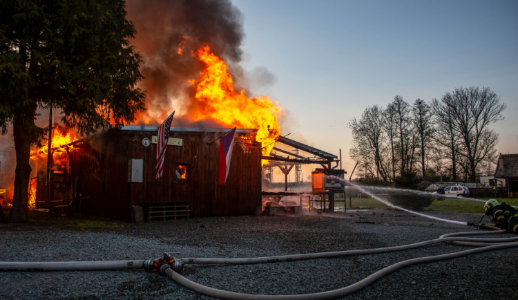 FOTO | VIDEO: V Jaroměři lehla popelem dřevěná restaurace