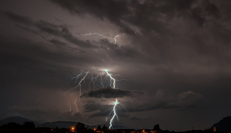 Meteorologové vydali výstrahu před silnými bouřkami, platí pro celý Jihočeský kraj