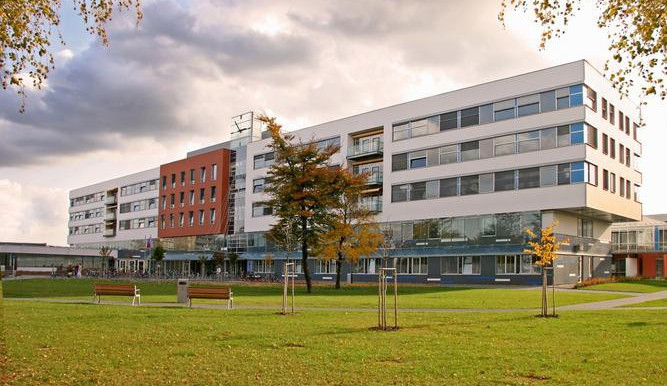 V hradecké nemocnic dnes zemřel vážně nemocný muž s koronavirem