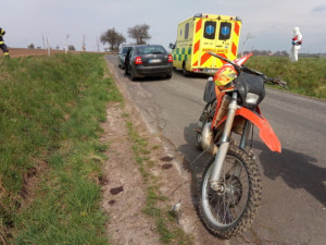 Zdemolované auto na střeše i Fabia v jezírku. Hasiči se o Velikonocích nenudili