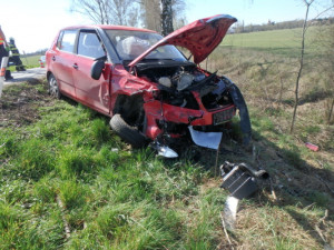 Zdemolované auto na střeše i Fabia v jezírku. Hasiči se o Velikonocích nenudili