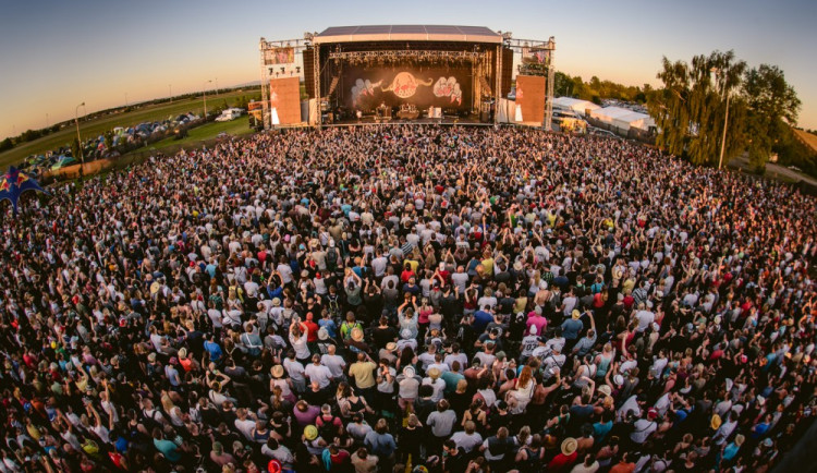 Názory pořadatelů festivalů se různí. Někteří nechávají původní termín, jiní přesouvají nebo ruší