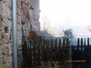 Sedm jednotek hasičů bojovalo s požárem kůlny na Náchodsku