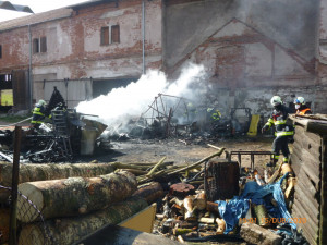 Sedm jednotek hasičů bojovalo s požárem kůlny na Náchodsku