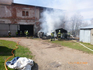 Sedm jednotek hasičů bojovalo s požárem kůlny na Náchodsku