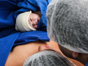Otcové mohou být v nemocnicích Královéhradeckého kraje opět u porodů