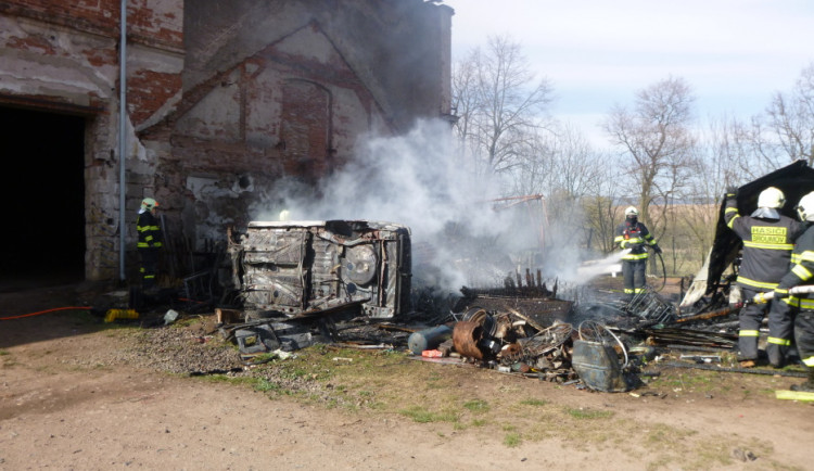 Sedm jednotek hasičů bojovalo s požárem kůlny na Náchodsku