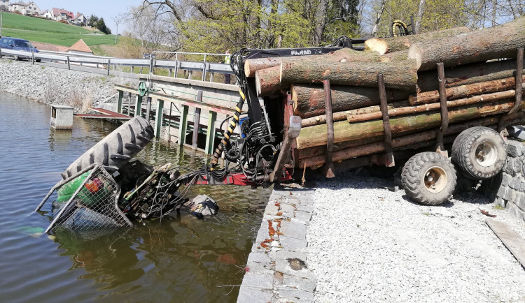 Traktor sjel s vlekem do rybníka, zraněný řidič vyplaval