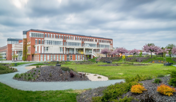 Do budov Univerzity Hradec Králové už mohou studenti závěrečných ročníků