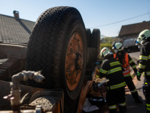 V Bohuslavicích se převrátila cisterna plná vody. Skončila podvozkem vzhůru