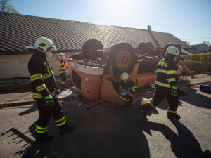 V Bohuslavicích se převrátila cisterna plná vody. Skončila podvozkem vzhůru