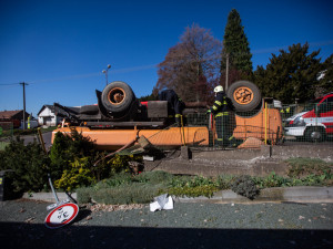 V Bohuslavicích se převrátila cisterna plná vody. Skončila podvozkem vzhůru