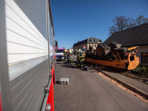 V Bohuslavicích se převrátila cisterna plná vody. Skončila podvozkem vzhůru