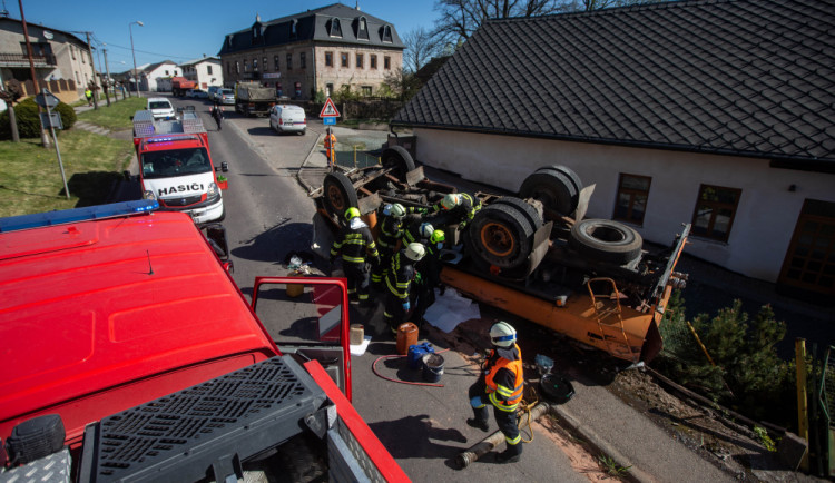 V Bohuslavicích se převrátila cisterna plná vody. Skončila podvozkem vzhůru