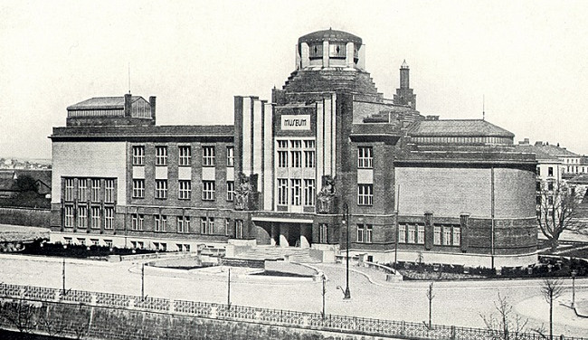 Historická budova Muzea východních Čech v Hradci Králové.