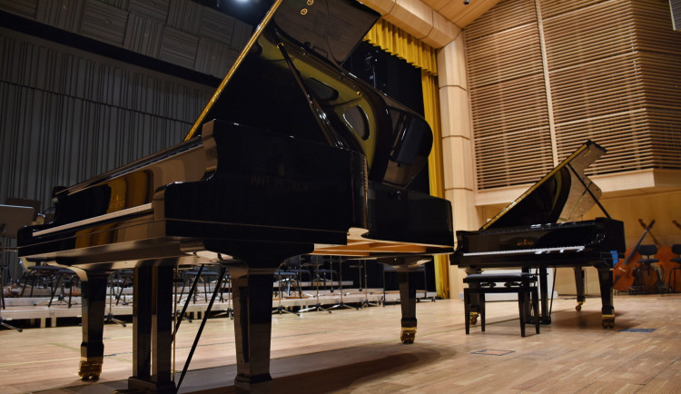 Filharmonie v Hradci Králové dostane nový klavír za 3,8 milionů korun