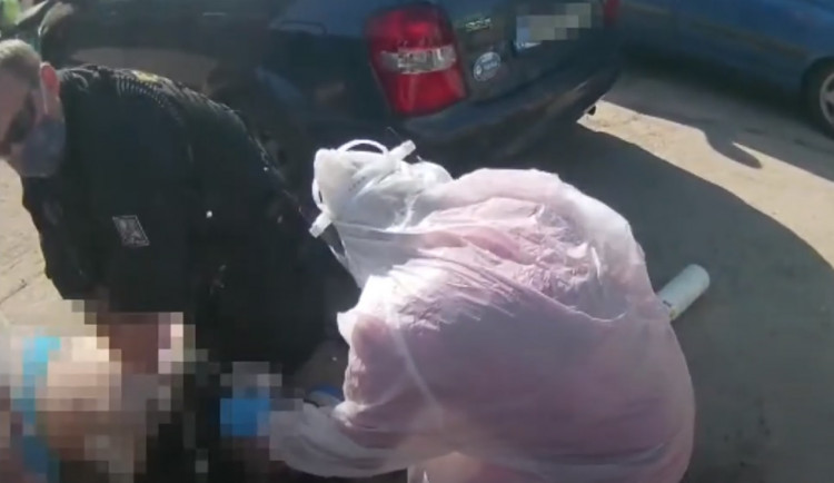VIDEO: Policejní hlídka pomohla záchranářům se záchranou muže. Střídali se při resuscitaci