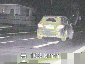 Po Koutníkově ulici v Hradci svištěl řidič rychlostí 163 km/h. Teď bude bez papírů a lehčí o pár tisíc