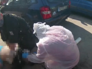 VIDEO: Policejní hlídka pomohla záchranářům se záchranou muže. Střídali se při resuscitaci