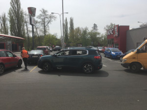 Doprava kolem rychlého občerstvení v Hradci stojí. Fronty na burger mají i přes čtvrt kilometru