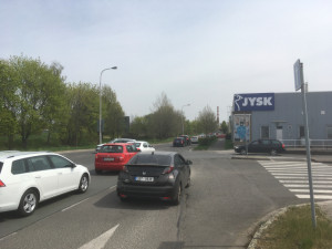 Doprava kolem rychlého občerstvení v Hradci stojí. Fronty na burger mají i přes čtvrt kilometru