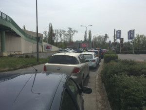 Doprava kolem rychlého občerstvení v Hradci stojí. Fronty na burger mají i přes čtvrt kilometru