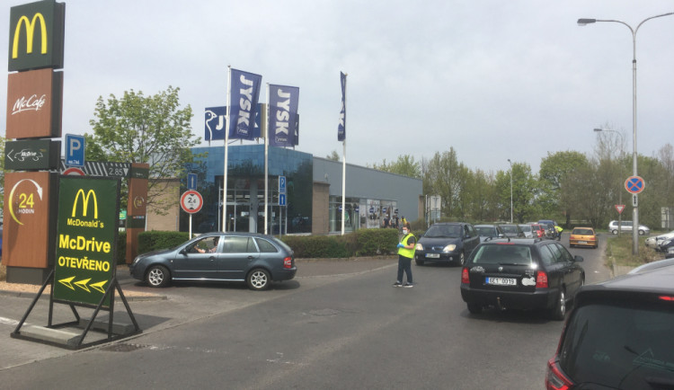 Doprava kolem rychlého občerstvení v Hradci stojí. Fronty na burger mají i přes čtvrt kilometru