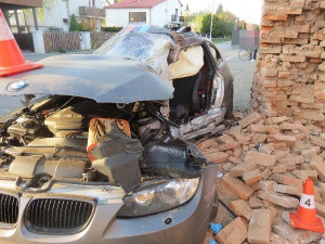 Po nehodě zůstalo osobní auto zaklíněné v domě. Řidič se spolujezdcem jsou v nemocnici