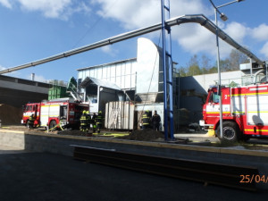 VPožár v BorohrádkuIDEO: V Hradci Králové hořela chatka, plameny zničily auto i sousední plot