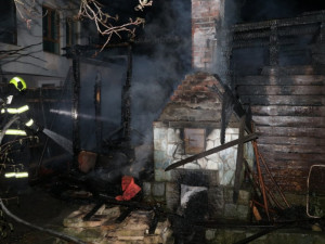 VIDEO: V Hradci Králové hořela chatka, plameny zničily auto i sousední plot