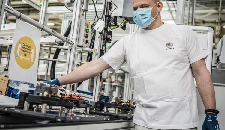 Pracovník ve Škodě Auto při zahájení provozu