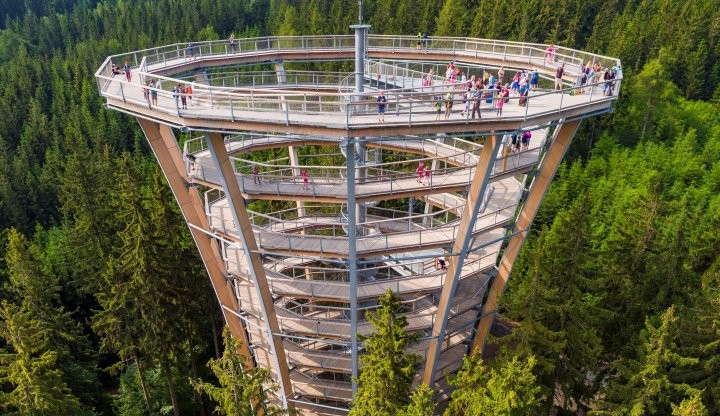 V Krkonoších se zítra rozjedou lanovky, otevře stezka korunami stromů.Labská bouda otevře výdejní okénko
