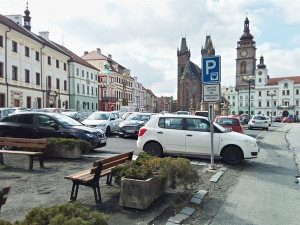 Za parkování se bude v Hradci znovu platit. Městská policie v prvních dnech pokuty rozdávat nebude