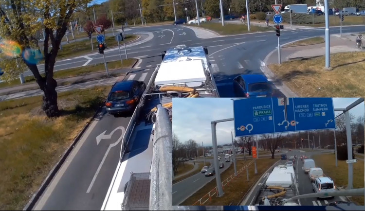 Hradec Králové opět natočil jízdu linky č. 1. Porovnal aktuální dopravu s tou v únoru