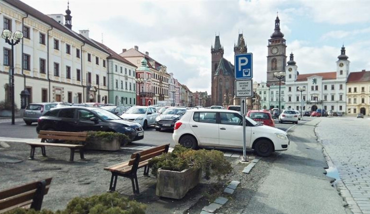 Parkování na Velkém náměstí v Hradci Králové