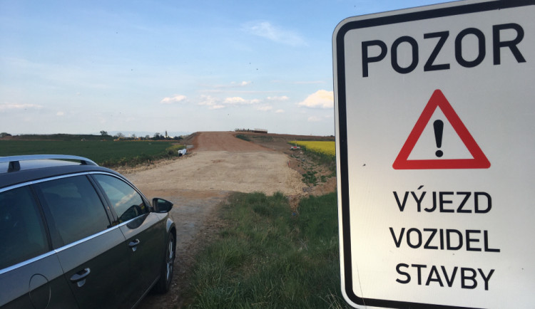 Koronavirus mohl zkomplikovat stavbu dálnice D11. Ředitelství silnic a dálnic počítá případné zdržení