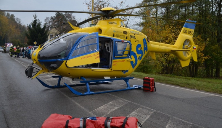 Řidička osobního vozu nepřežila srážku s motorkářem. Toho do nemocnice transportoval vrtulník