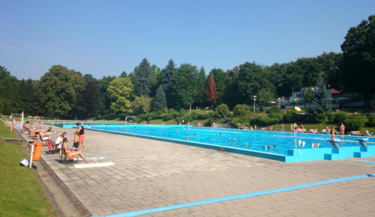 Na Tyršově koupališti ve Dvoře Králové finišuje stavba nového sociálního zázemí