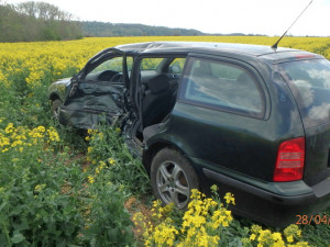 Řidička osobního vozu nepřežila srážku s motorkářem. Toho do nemocnice transportoval vrtulník