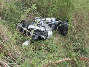 Řidička osobního vozu nepřežila srážku s motorkářem. Toho do nemocnice transportoval vrtulník
