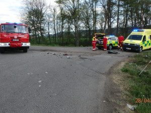 Řidička osobního vozu nepřežila srážku s motorkářem. Toho do nemocnice transportoval vrtulník