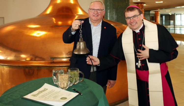 Požehnané pivo za papežem do Vatikánu neodjelo, bude se prodávat ve speciální aukci