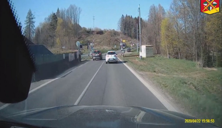 Plná čára ani železniční přejezd neodradilo řidiče od podjíždění. Oba můžou na rok přijít o papíry