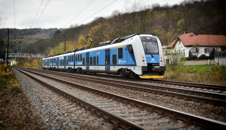 Královéhradecký kraj hledá železniční dopravce. Zájem má šest firem
