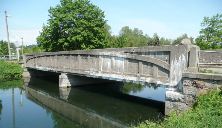 Most přes řeku Metuji v Náchodě-Bělovsi