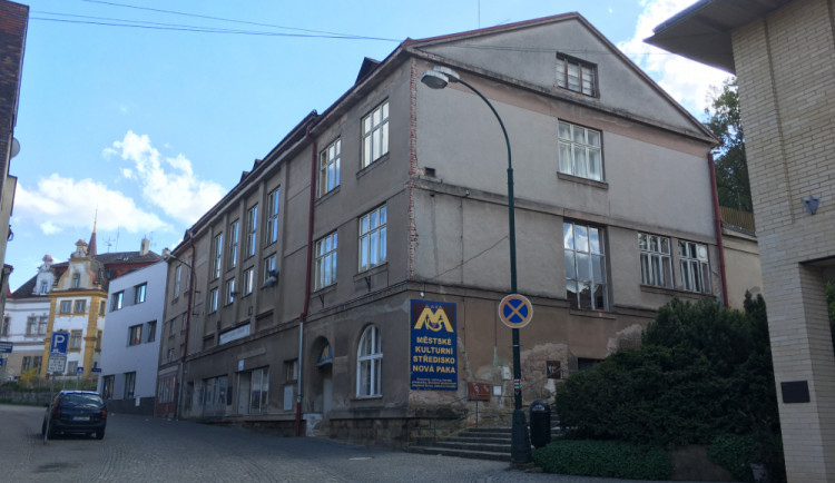 Divadlo v Nové Pace padá hercům na hlavu. Rekonstrukce začne nejdřív v létě