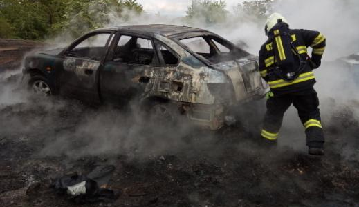 Auto na kupě po pálení čarodějnic u Rožnova